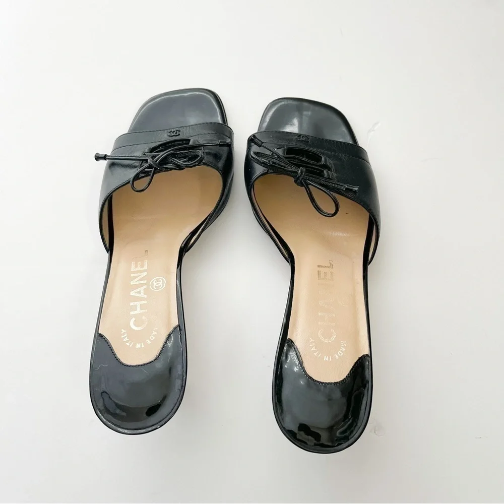 Chanel Black Leather Open Toe Sandals size 35